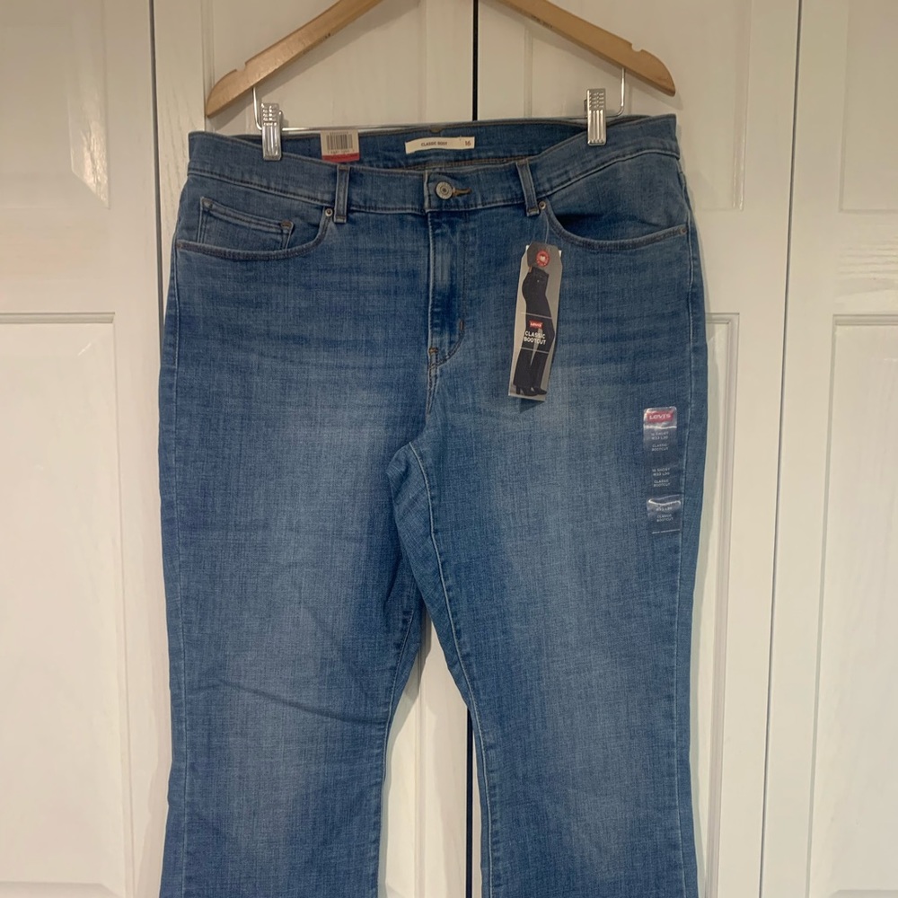 Woman’s Levi’s Classic Bootcut Jeans Size 16 Short